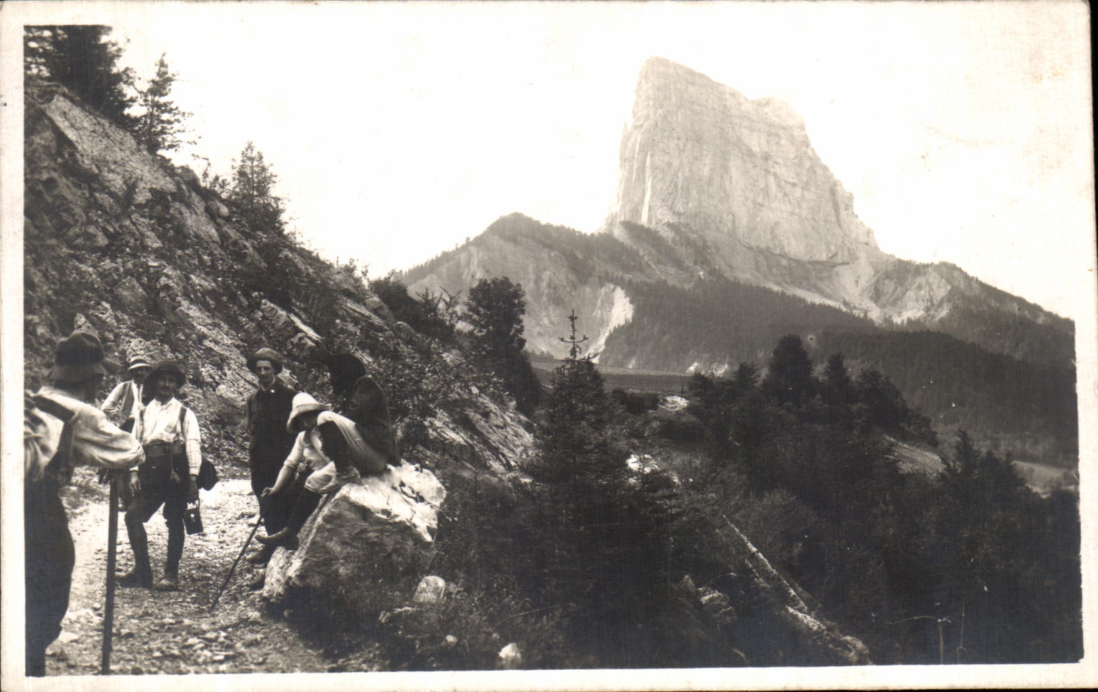 Groupe de randonneurs au pied du Grand Paradis — éditeur P. Gaude, Grenoble