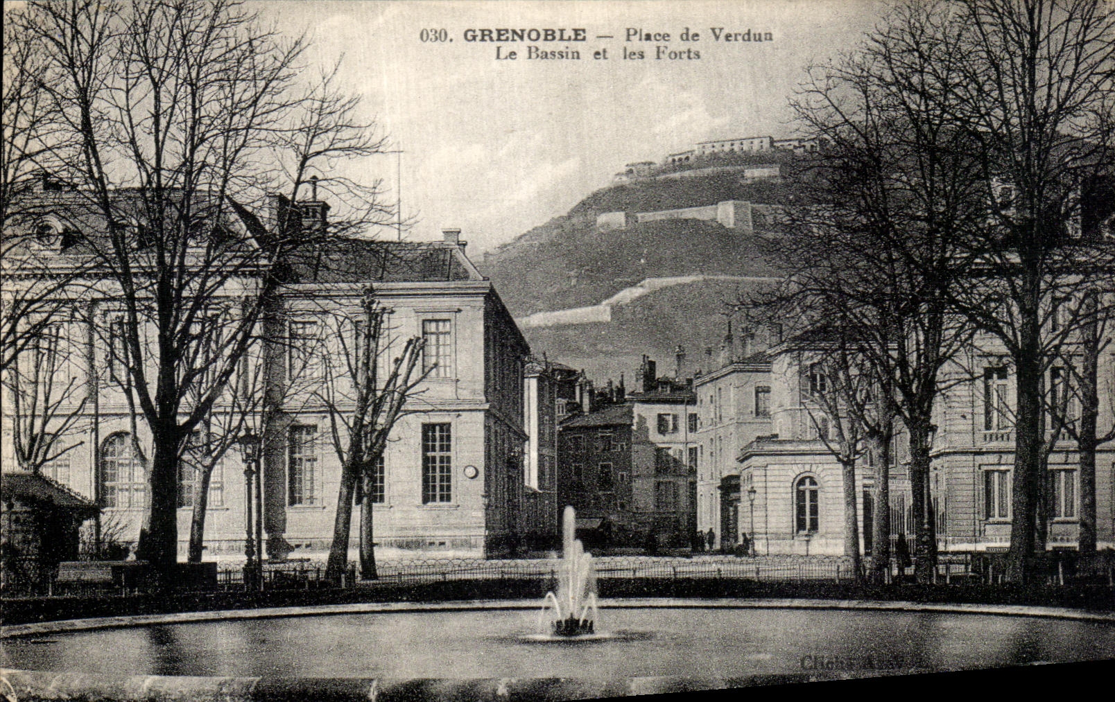 Grenoble — Place de Verdun — Le Bassin et les Forts