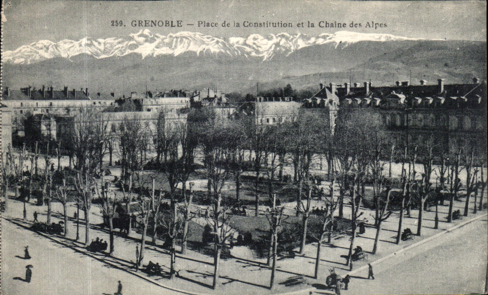 CPA Grenoble Place de la Constitution et la Chaine des Alpes