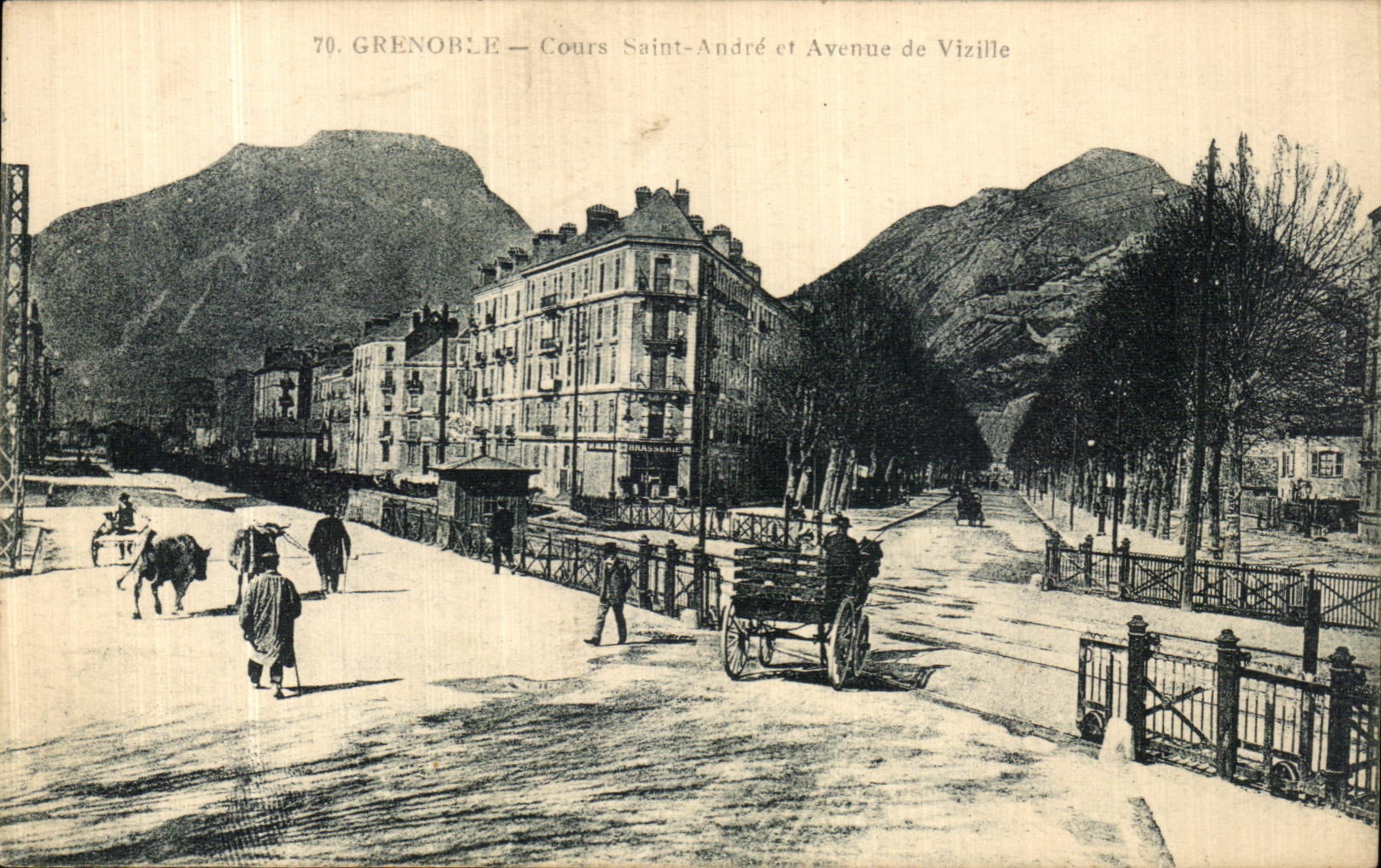 CPA Grenoble Cours Saint Andre et Avenue de Vizille Vache Charette 