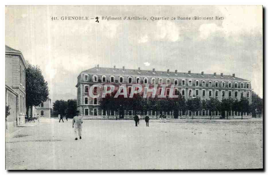 CPA Grenoble Regiment d Artillerie Quartier de Bonne Batiment Est Militaria 