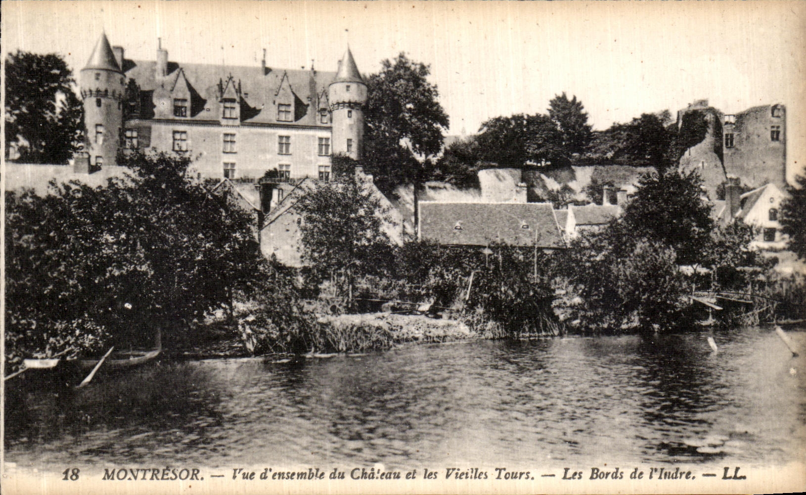 CPA Montresor Vue d ensemble du Chateau et les Vielles Tours Les bords de L indre