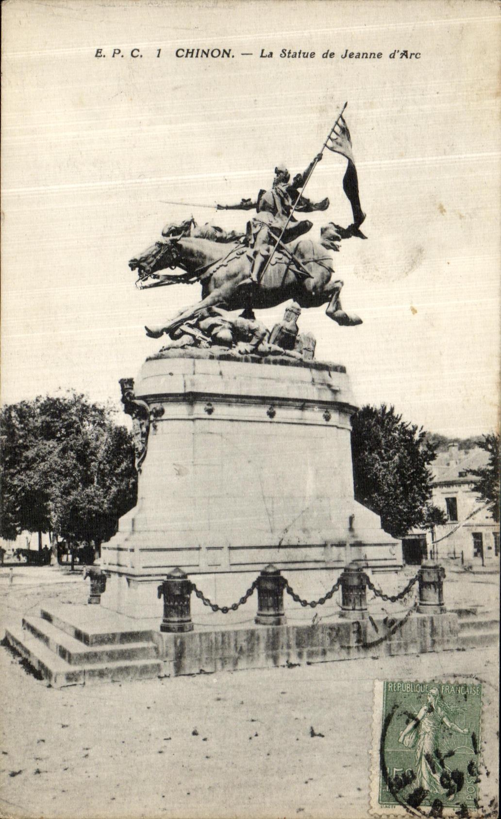 CPA Chinon La Statue de Jeanne D Arc 