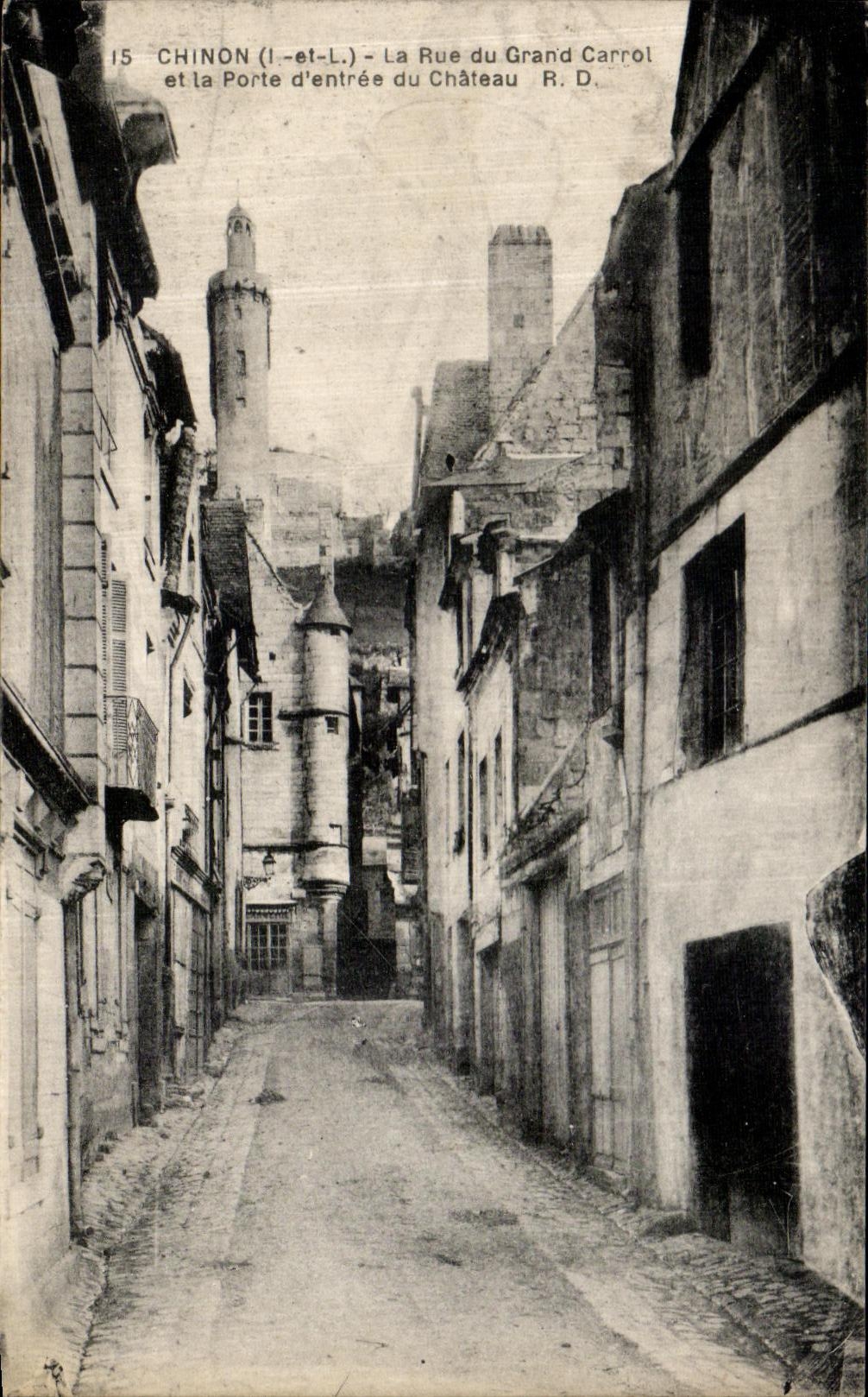 CPA Chinon La Rue du Grand Carrol Et La Porte d entree du chateau 