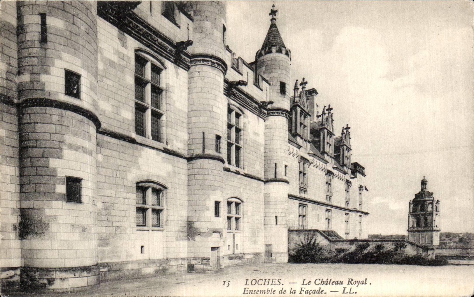 CPA Loches Le Chateau Royal Ensemble de la Facade 