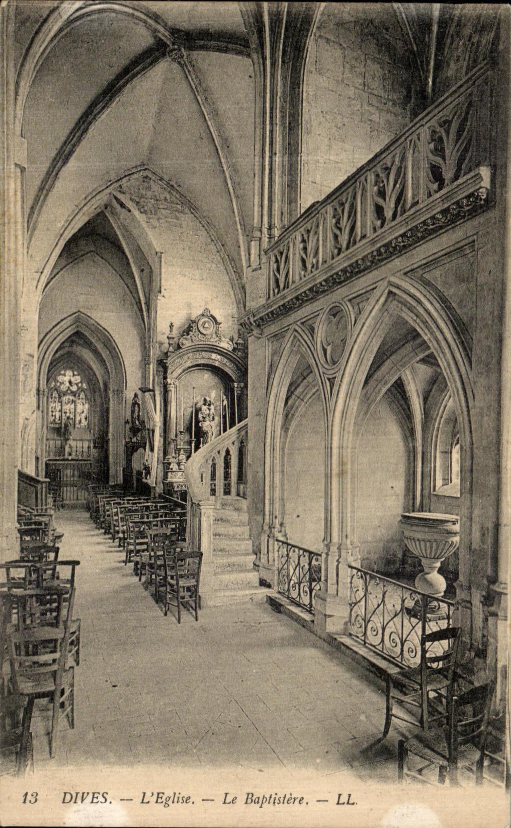 CPA Dives L Eglise Le Baptistere 