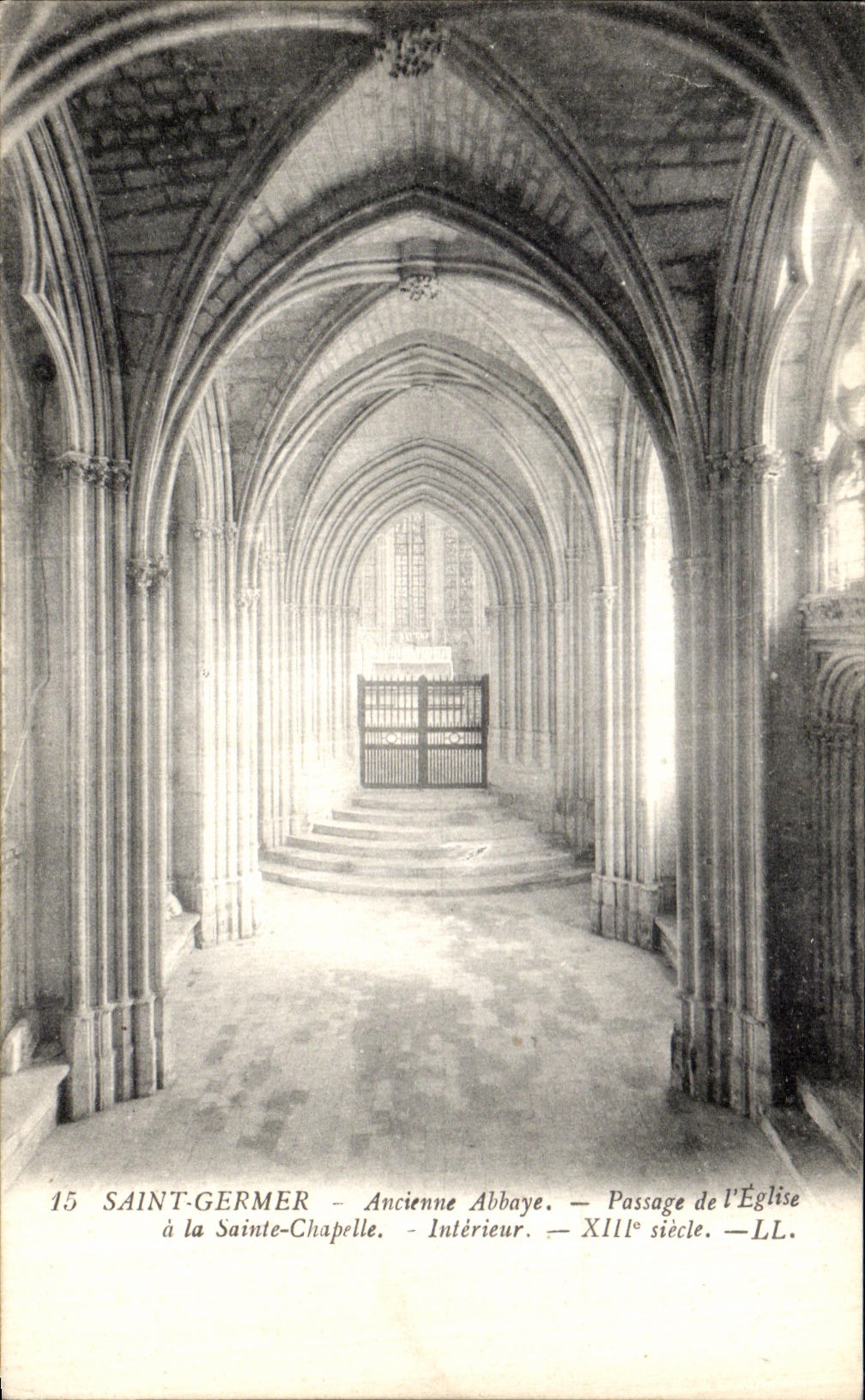 Saint-Germer - Ancienne Abbaye - Intérieur - Passage de l'Église à la Sainte-Chapelle - XIIIe siècle - LL.