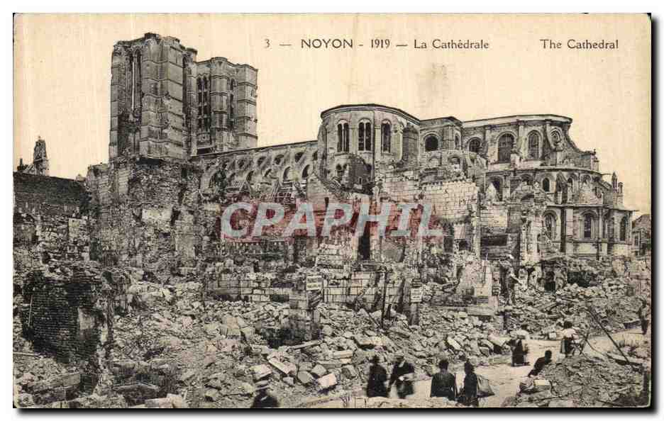 CPA Noyon La Cathedrale Militaria 