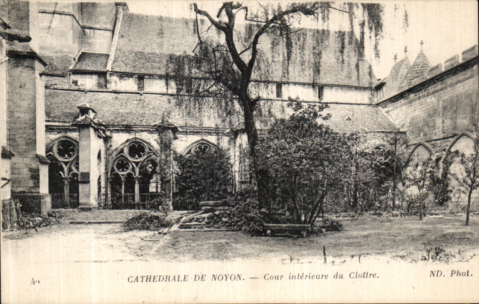 CPA Noyon La Cathedrale Cour interieure du cloitre 