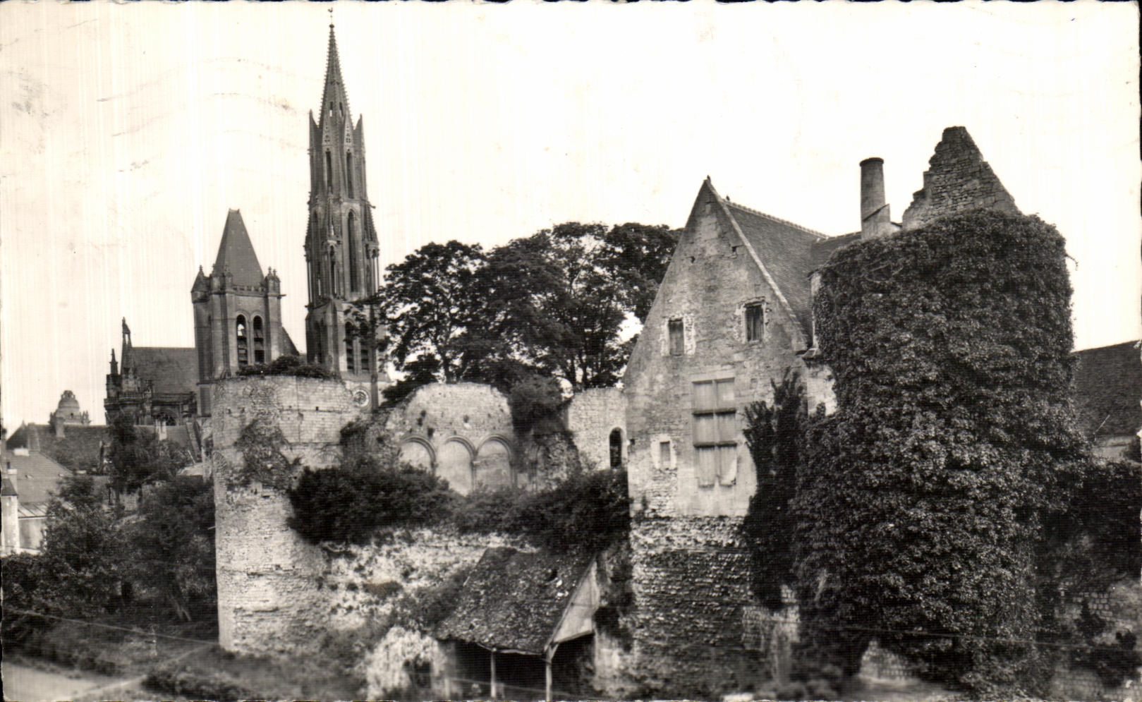 Les Ruines du Château et la Cathédrale — Sens, Nièvre