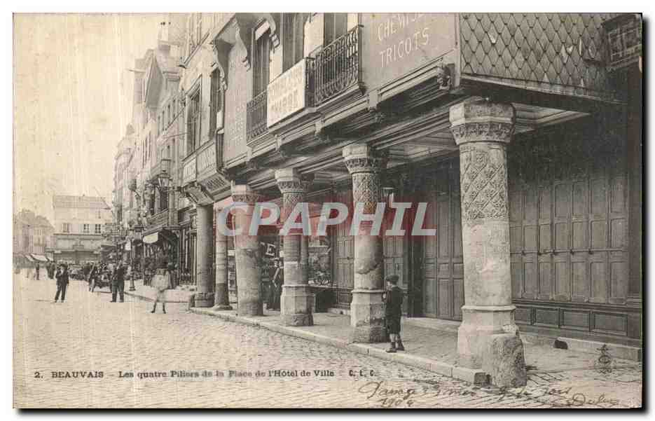 Beauvais — Les quatre Piliers de la Place de l'Hôtel de Ville — C. L. C.
