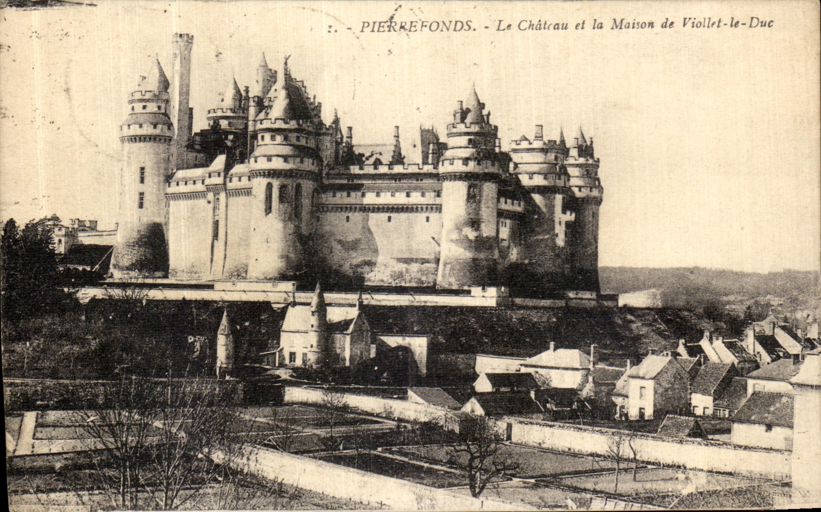 CPA Chateau de Pierrefonds Le chateau et la Maison de Viollet le Duc 
