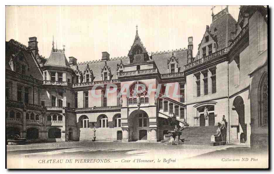 CPA Chateau de Pierrefonds Cour d Honneur le Beffroi