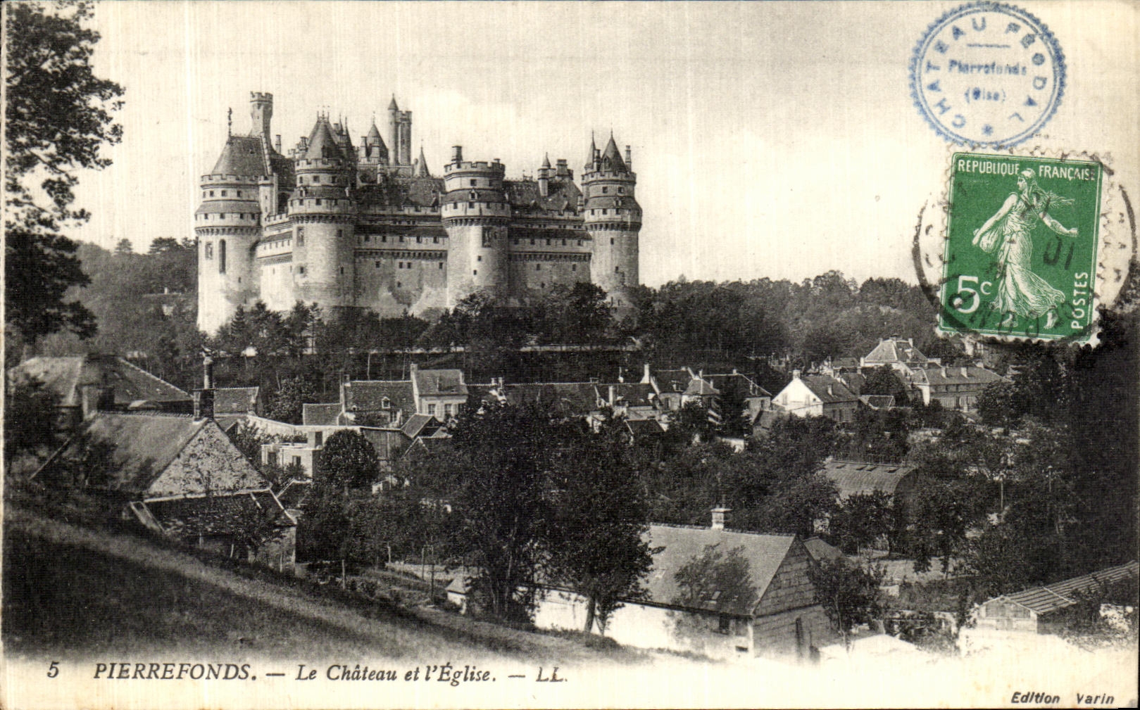 CPA Pierrefonds Le Chateau et l Eglise