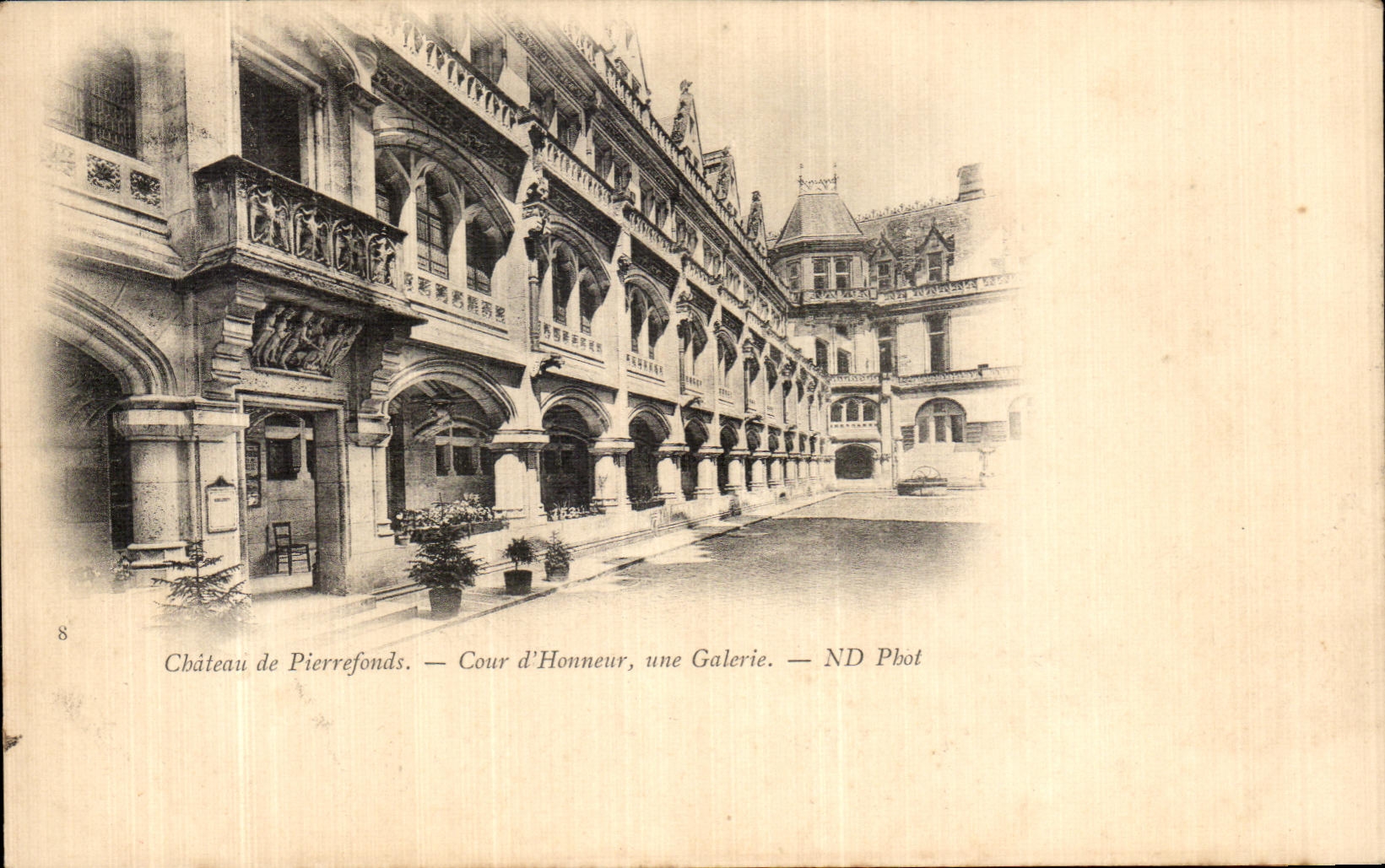 Château de Pierrefonds — Cour d'Honneur, une Galerie — ND Pbot
