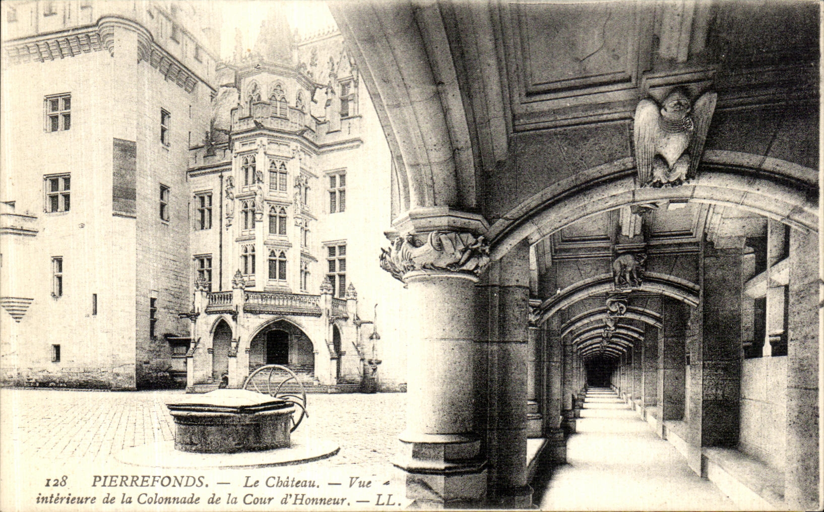 PierreFonds — Le Château — Vue intérieure de la Colonnade de la Cour d'Honneur — LL. n°128