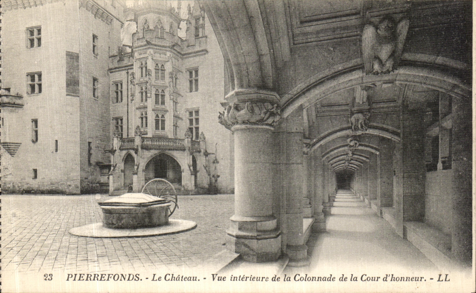 Pierrefonds - Le Château - Vue intérieure de la Colonnade de la Cour d'honneur - LL