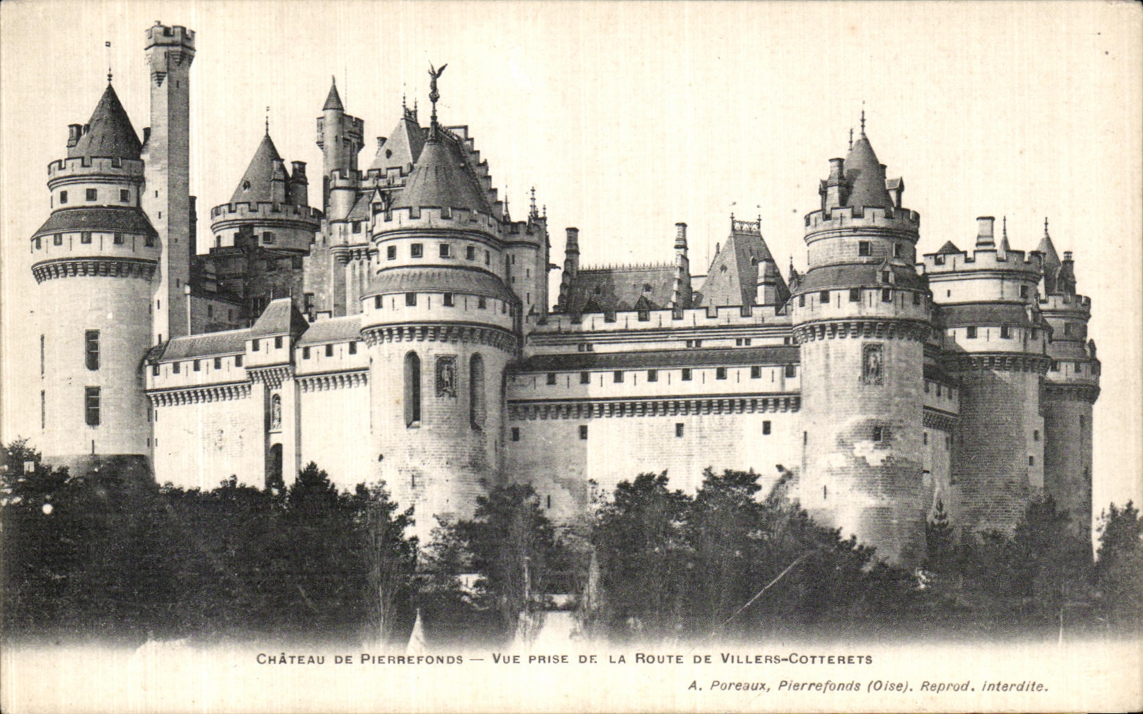 Schloss Pierrefonds — Ansicht vom Weg nach Villers-Cotterets — A. Poreaux, Pierrefonds (Oise). Reproduktion verboten.