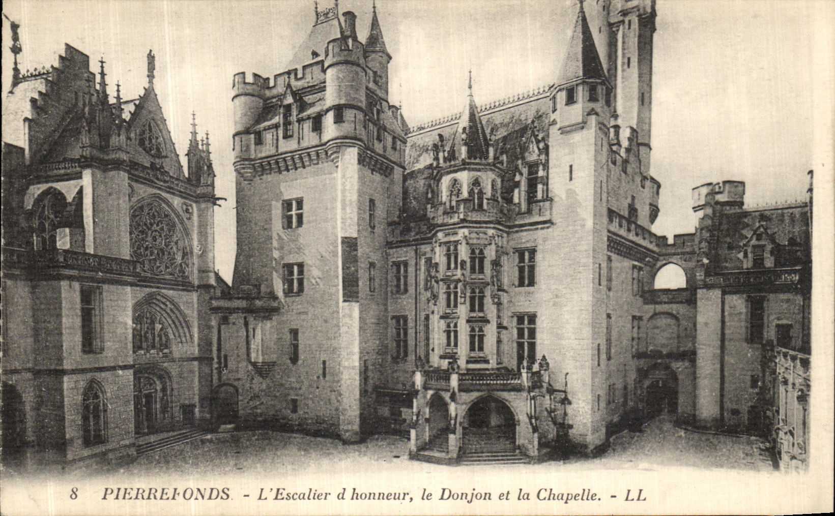 PierreFonds - L'Escalier d'honneur, le Donjon et la Chapelle - LL