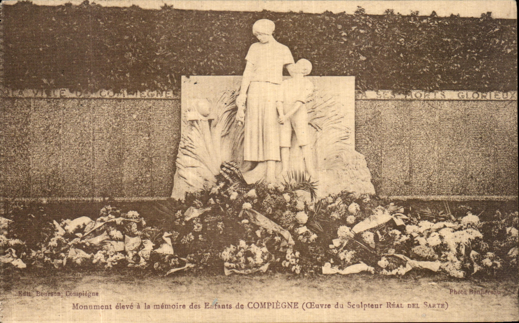 CPA Compiegne Monument eleve a la memoire des enfants de Compiegne