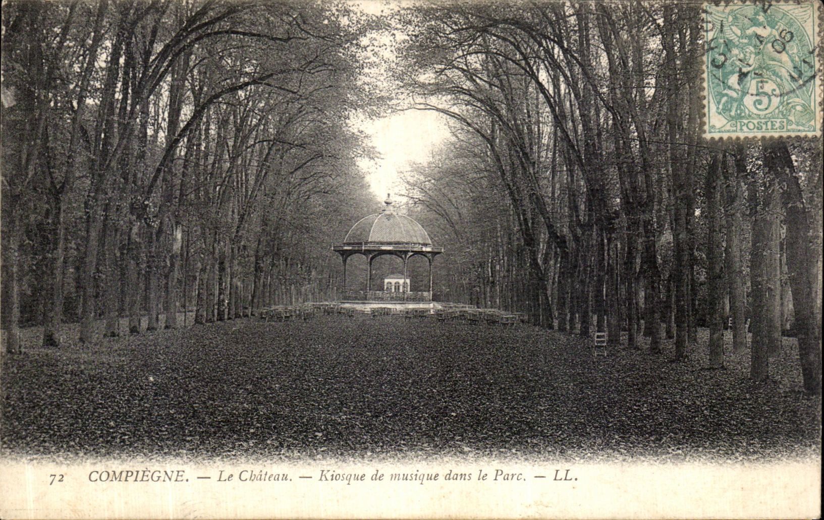 CPA Compiegne Le chateau Kiosque de musique dans le Parc