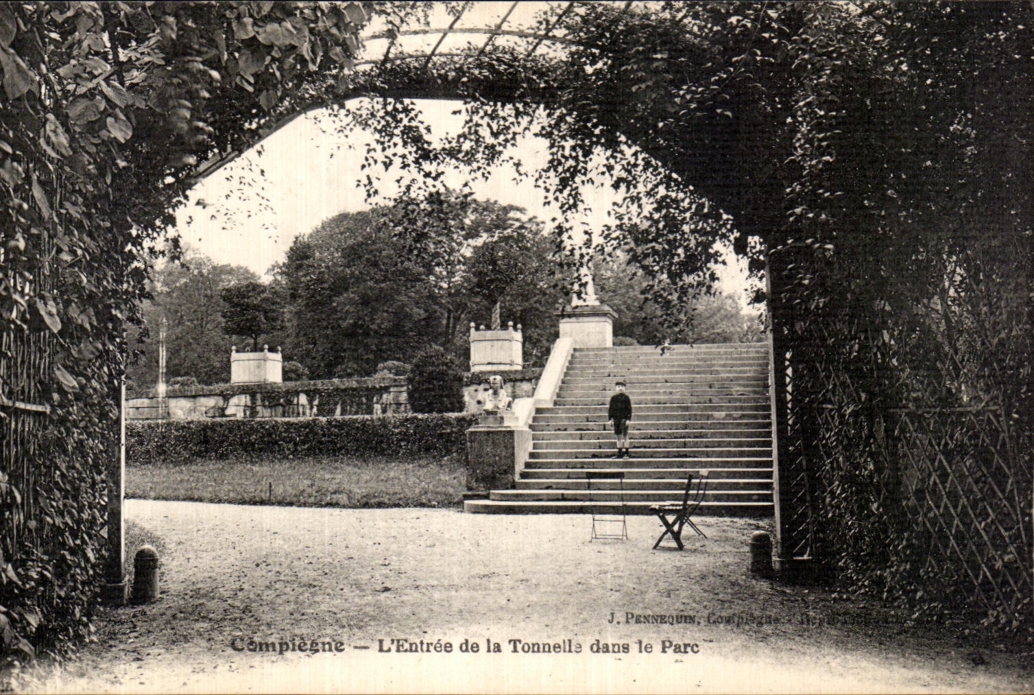 CPA Compiegne L Entree de la Tonnelle Dans le Parc