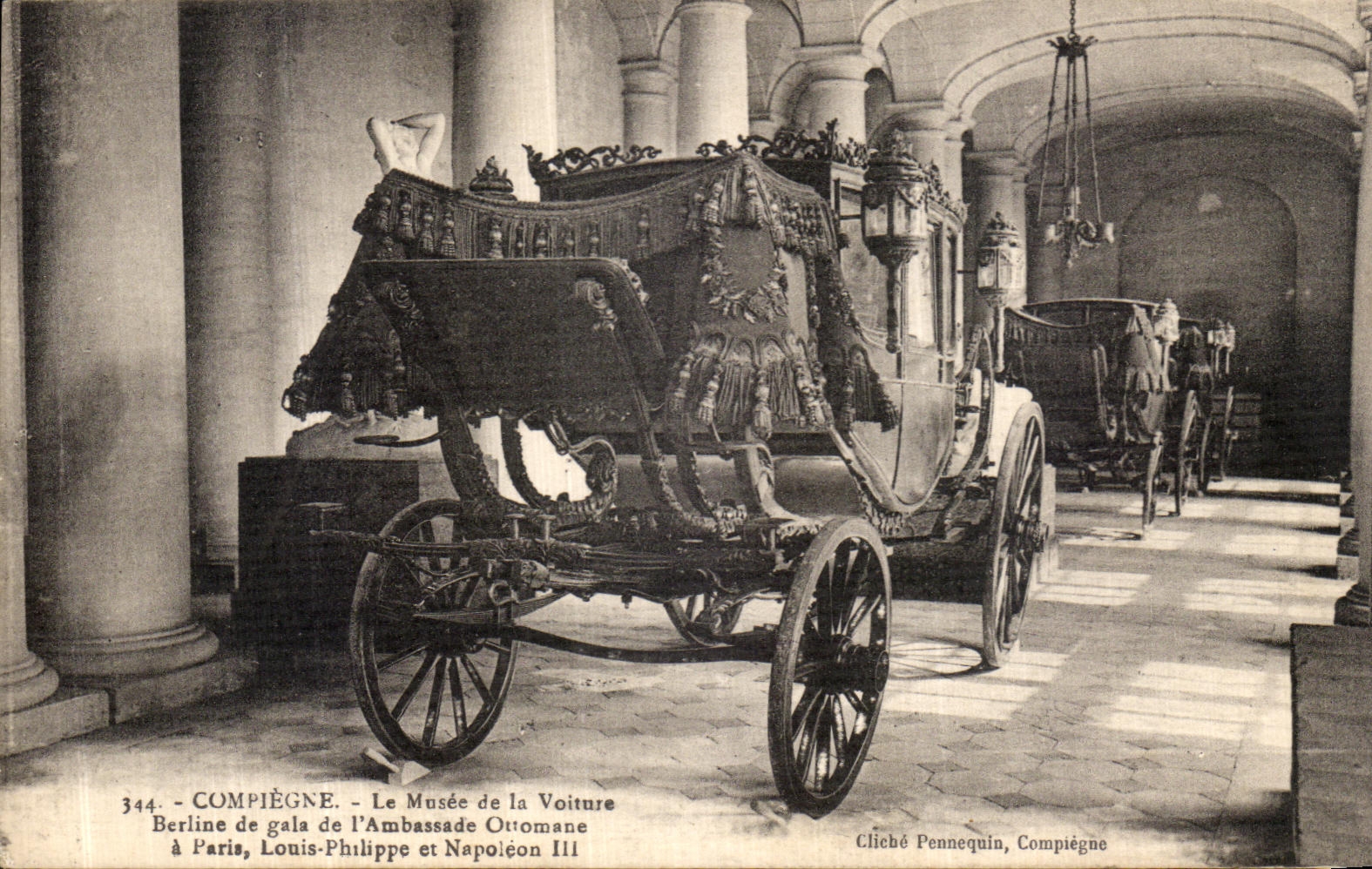 CPA Compiegne Le Musee de la Voiture Berline de gala de l Ambassade Ottomane a Paris Louis Philippe et Napoleon III