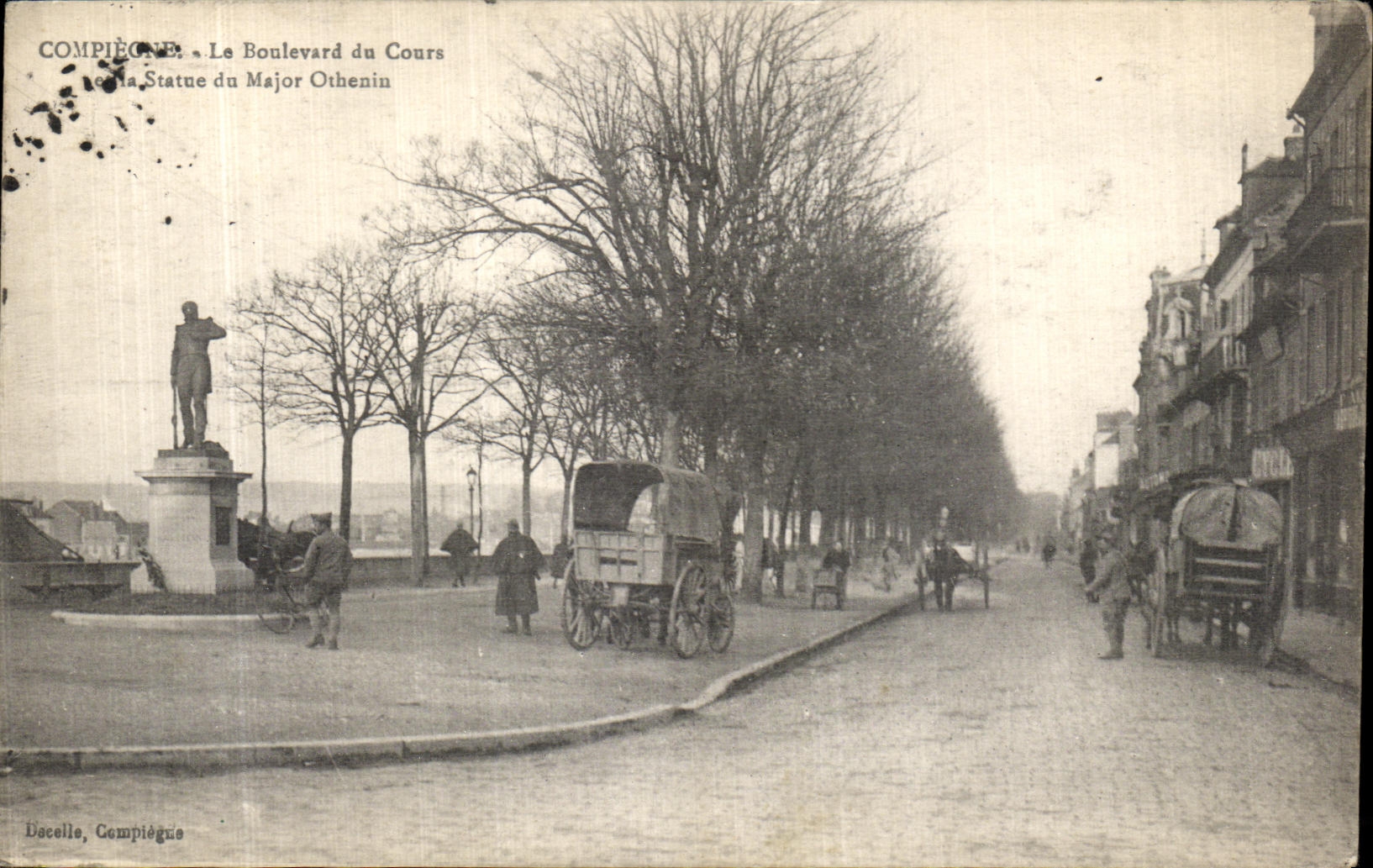 CPA Compiegne Le Boulevard du Cours et la Statue du Major Othenin Militaria 