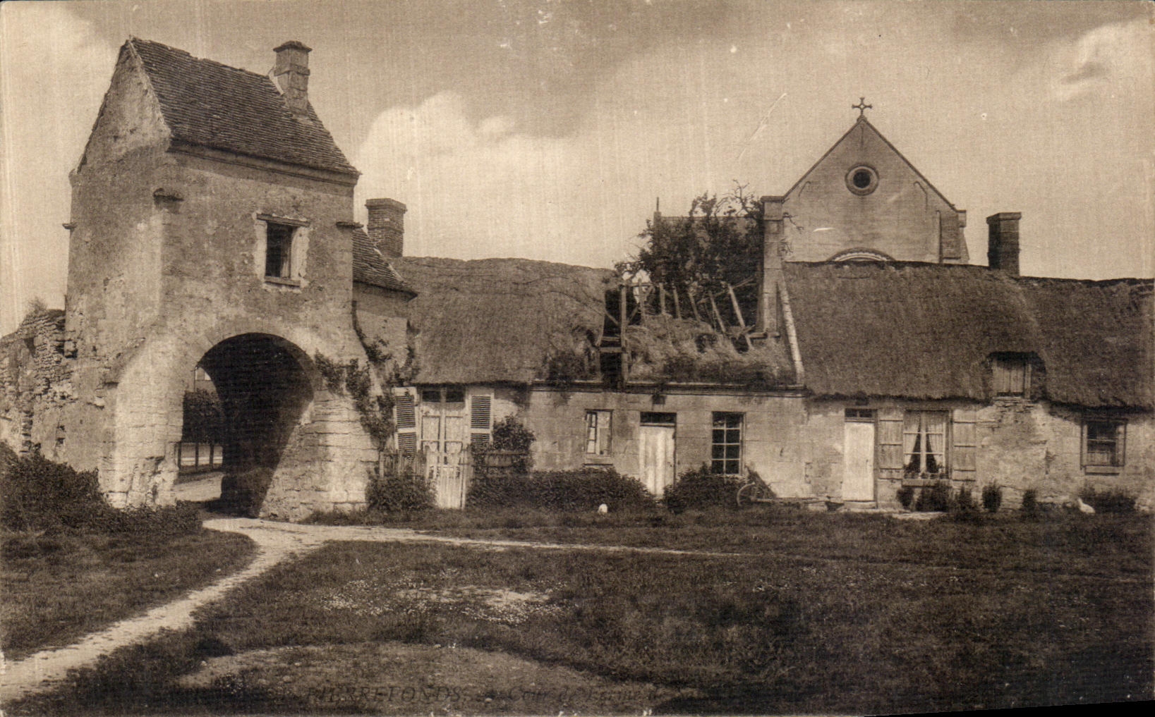 Pierretondy — Vue du château et de l'église — Carte postale
