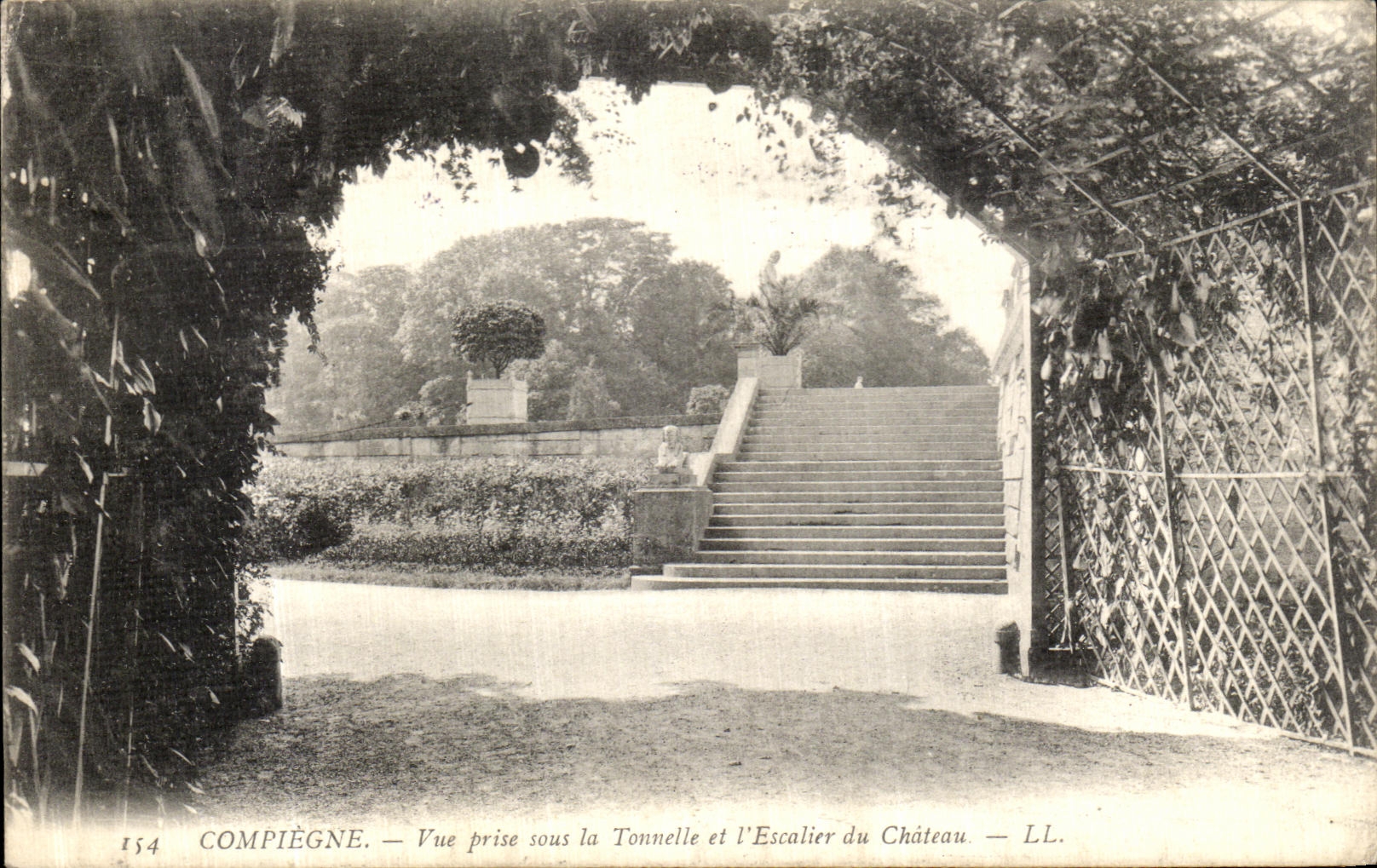CPA Compiegne Vue prise sous la Tonnelle et l Escalier du Chateau