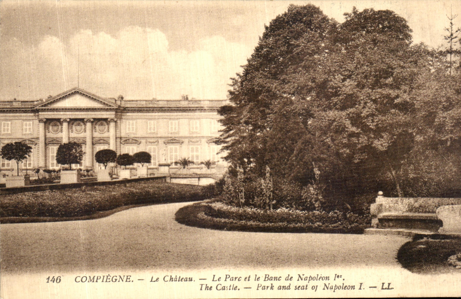 CPA Compiegne Le Chateau Le Parc et le Banc de Napoleon 1er