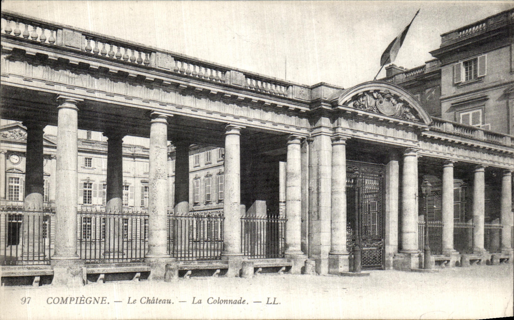 CPA Compiegne Le Chateau La Colonnade