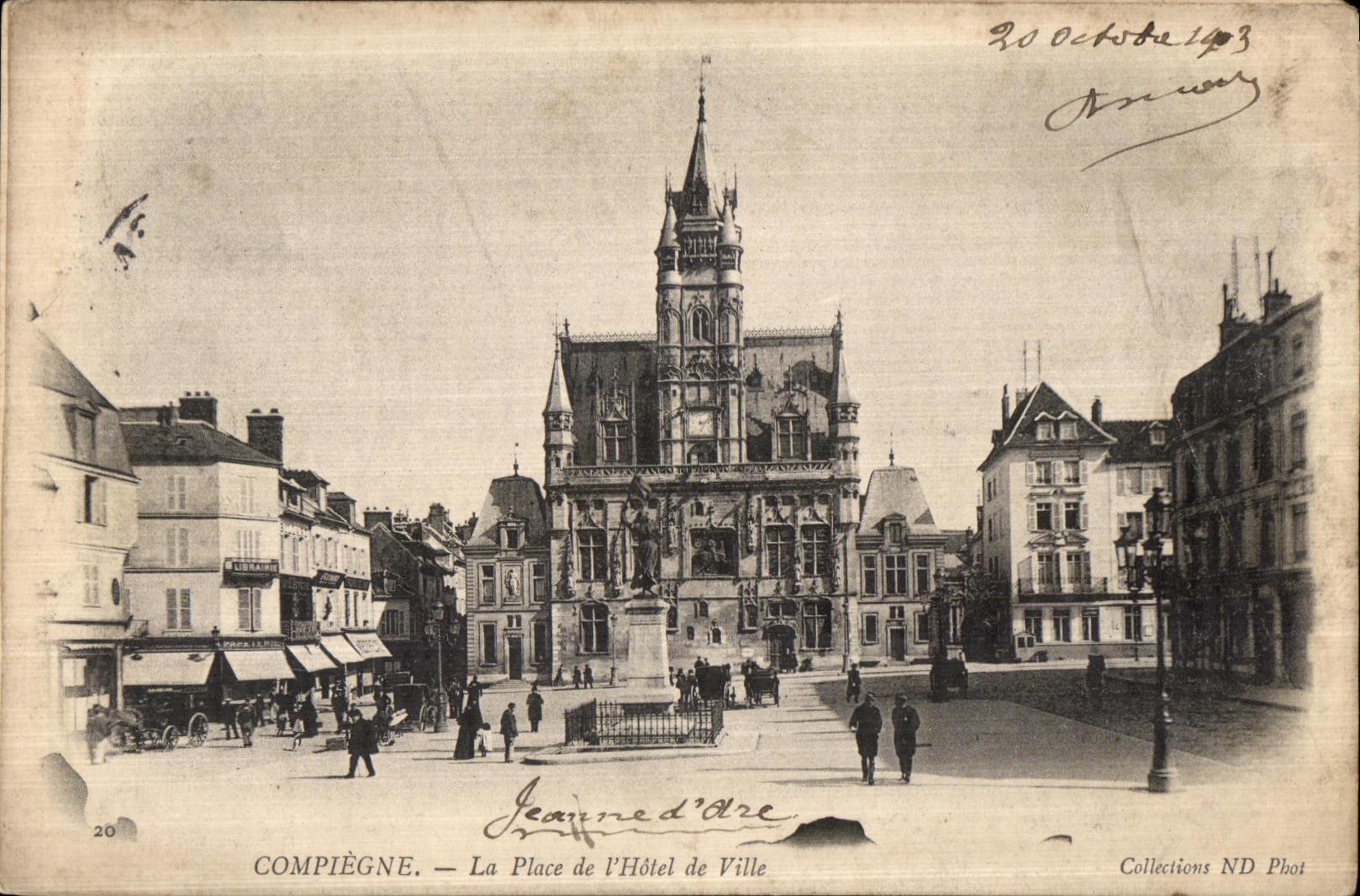 CPA Compiegne La Place de l Hotel de Ville