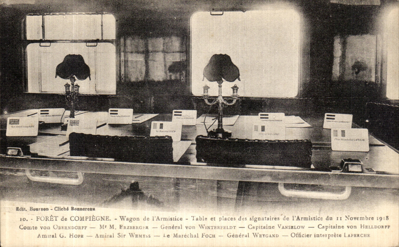 Forêt de Compiègne — Wagon de l'Armistice — Table et places des signataires de l'Armistice du 11 Novembre 1918