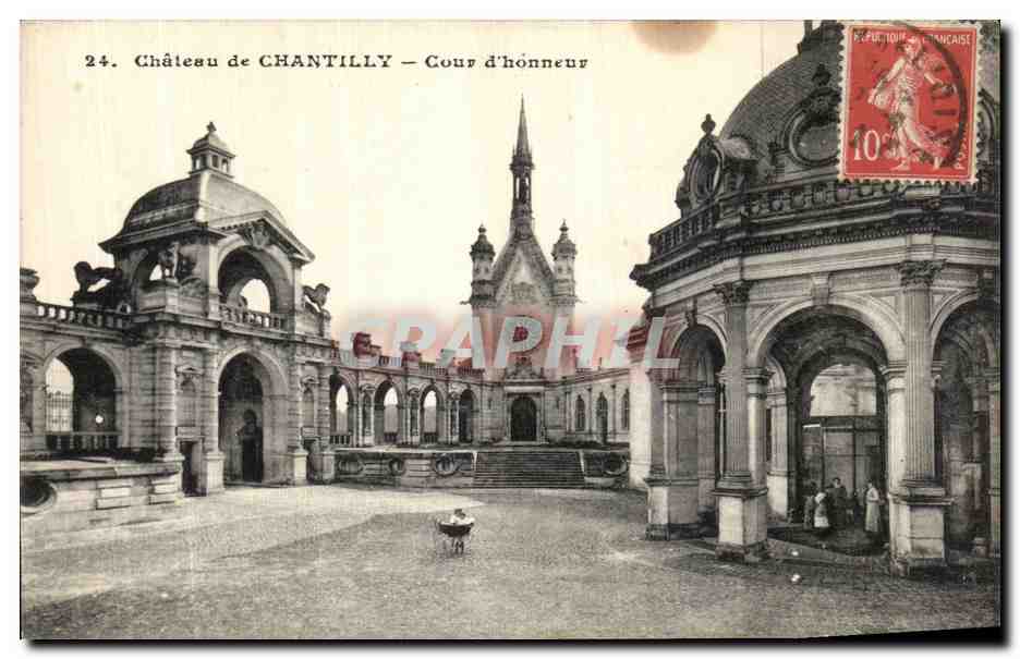 CPA Chateau De Chantilly Cour d Honneur
