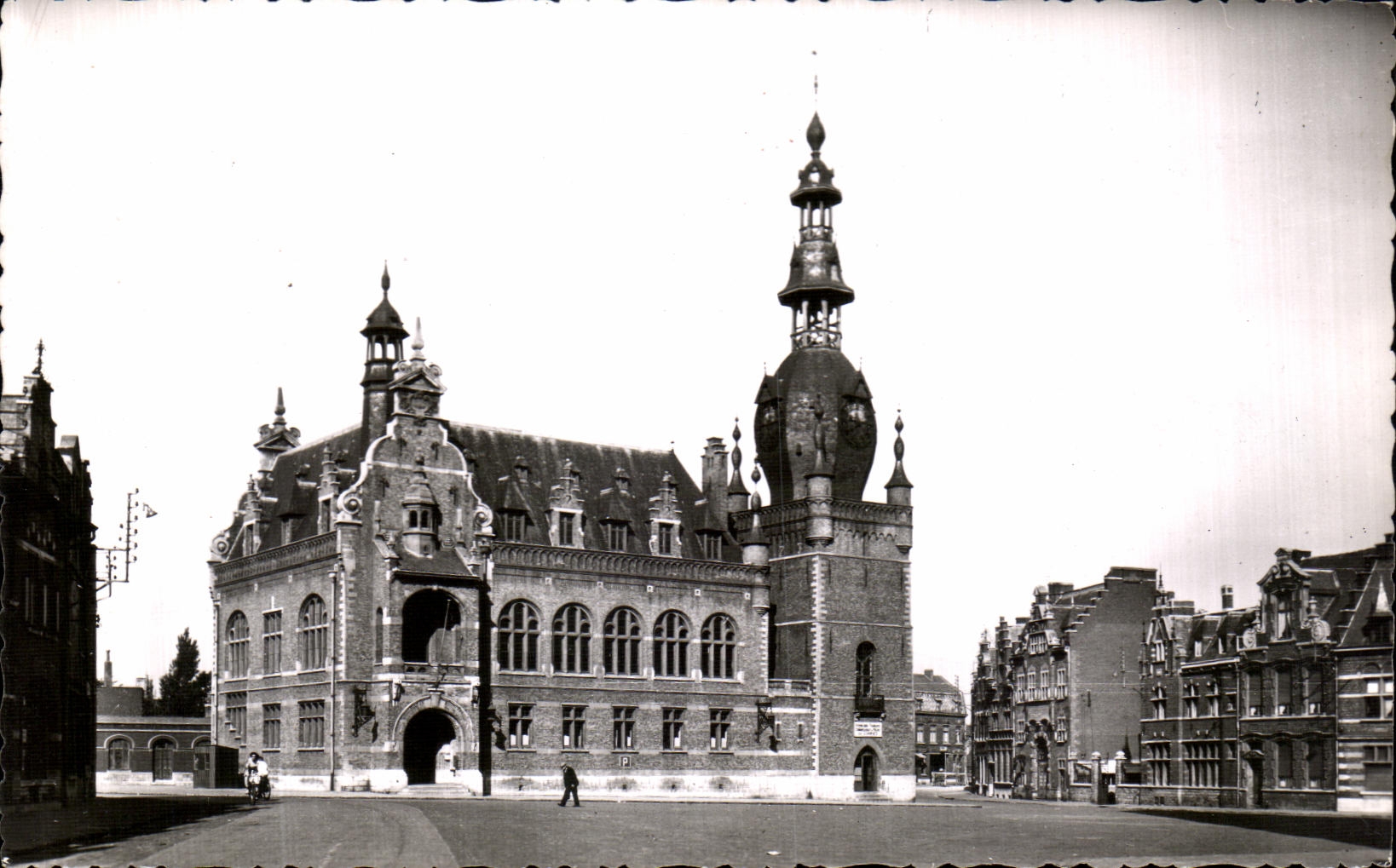 CPSM Comines La Place et l Hotel de Ville