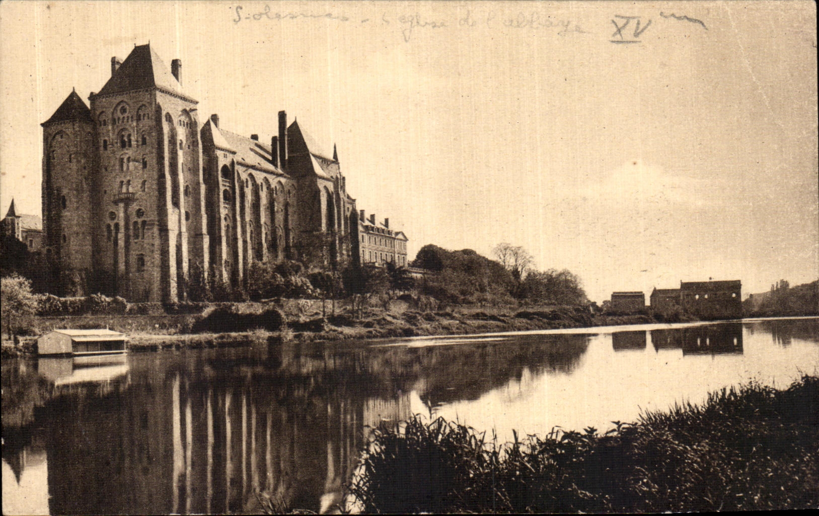 CPA L Abbaye St Pierre de Solesmes vue de la rive droite de la Sarthe