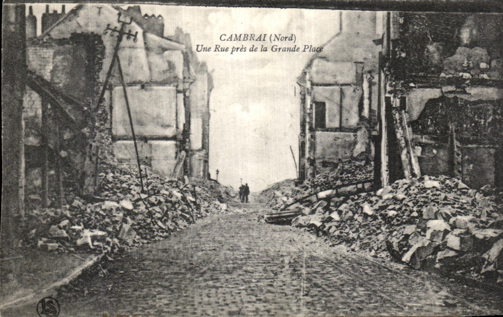 CPA Cambrai Une Rue Pres de La Grande Place Militaria