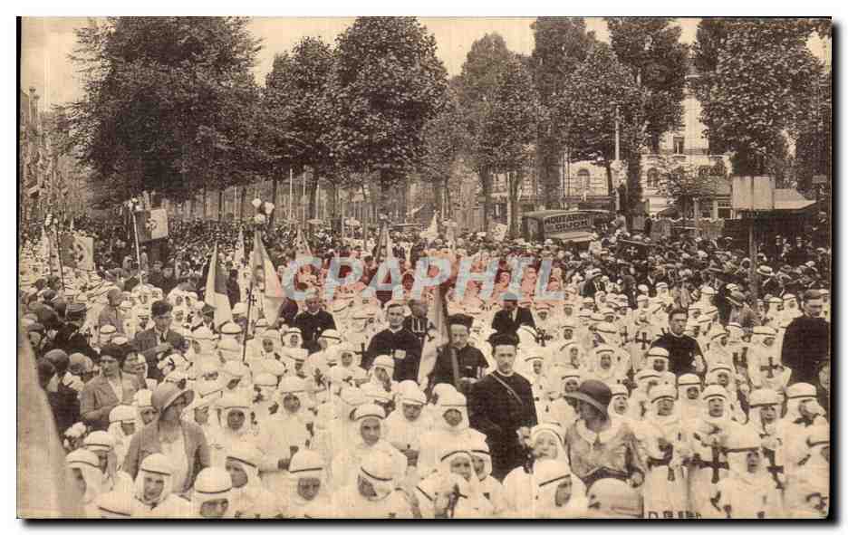 CPA Lille Cinquantenaire des congres eucharistiquues internationaux Cardinal Liegart Procession des enfants Les croises
