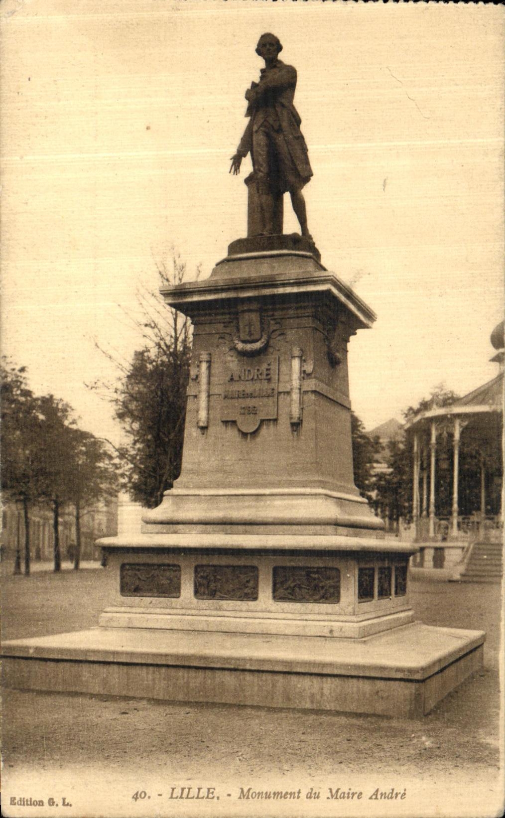 CPA Lille Monument du Maire Andre 