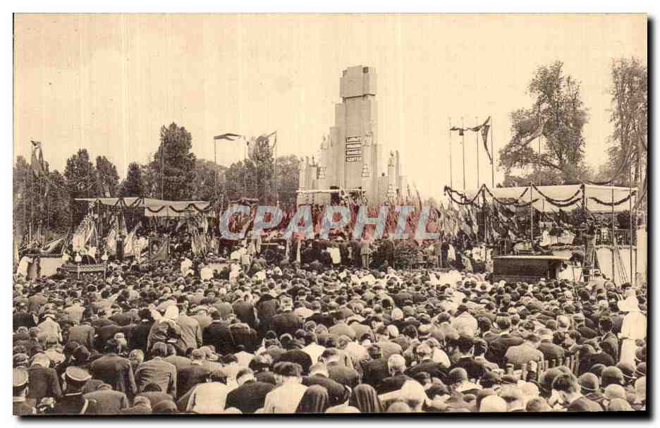 CPA Lille Cinquantenaire des congres eucharistiquues internationaux Cardinal Liegart La foule et les drapeaux