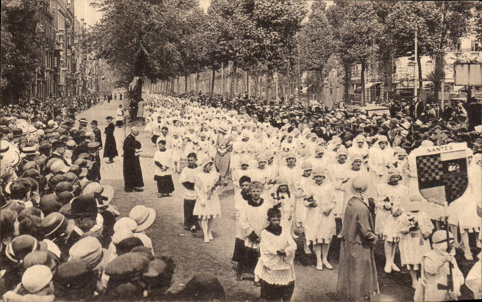 CPA Lille Cinquantenaire des congres eucharistiquues internationaux Cardinal Liegart Procession des enfants Les croises