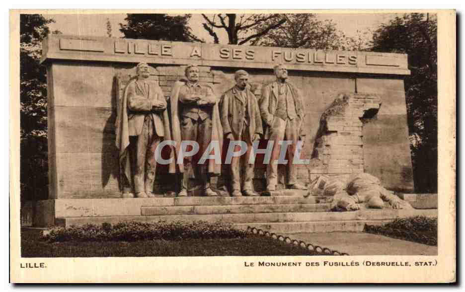 CPA Lille Le Monument Des Fusilles Militaria