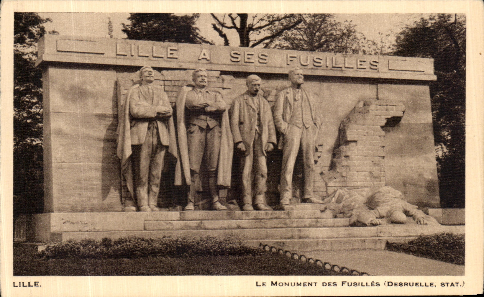 CPA Lille Le Monument Des Fusilles Militaria 