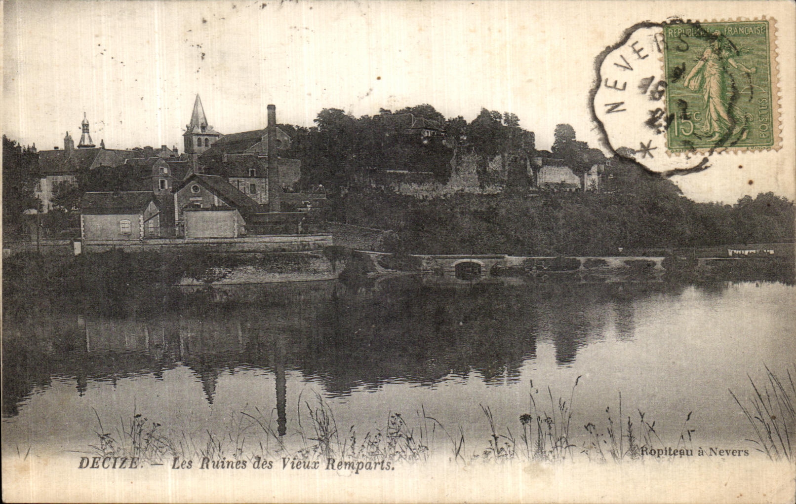 CPA Decize Les Ruines des vieux Remparts