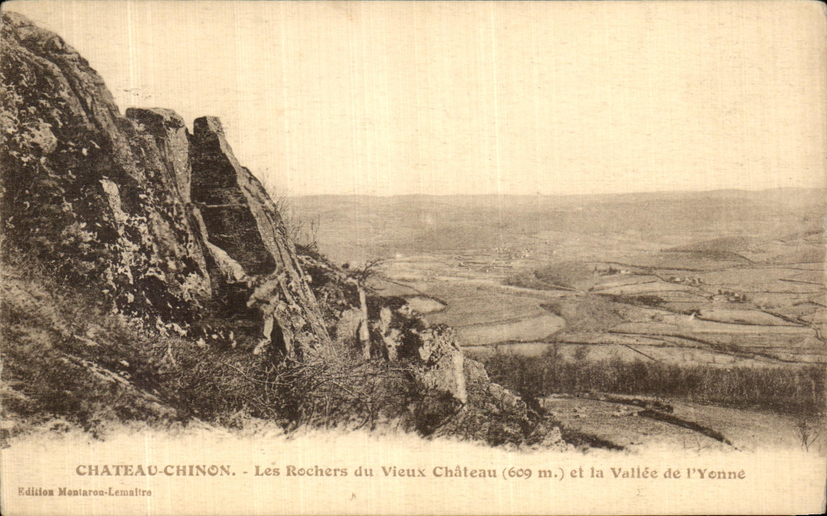 CPA Chateau Chinon Les rochers du vieux chateau et la vallee de l Yonne 