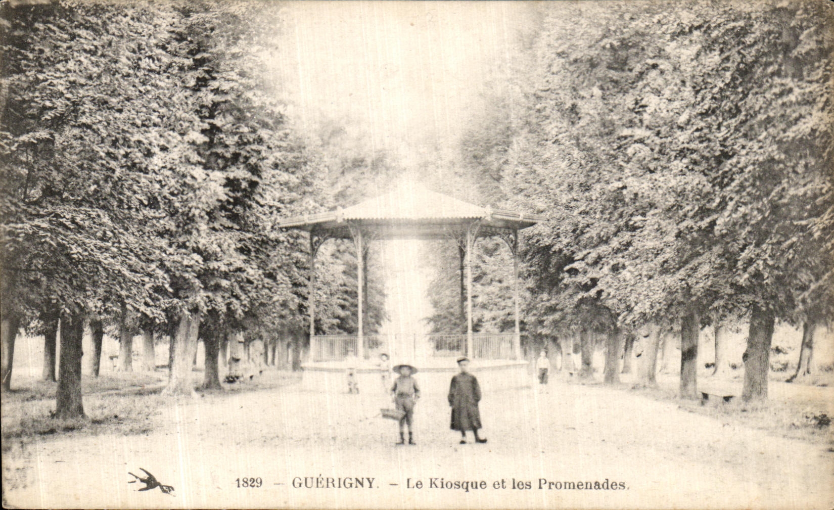 CPA Guerigny Le Kiosque et les Promenades Enfants