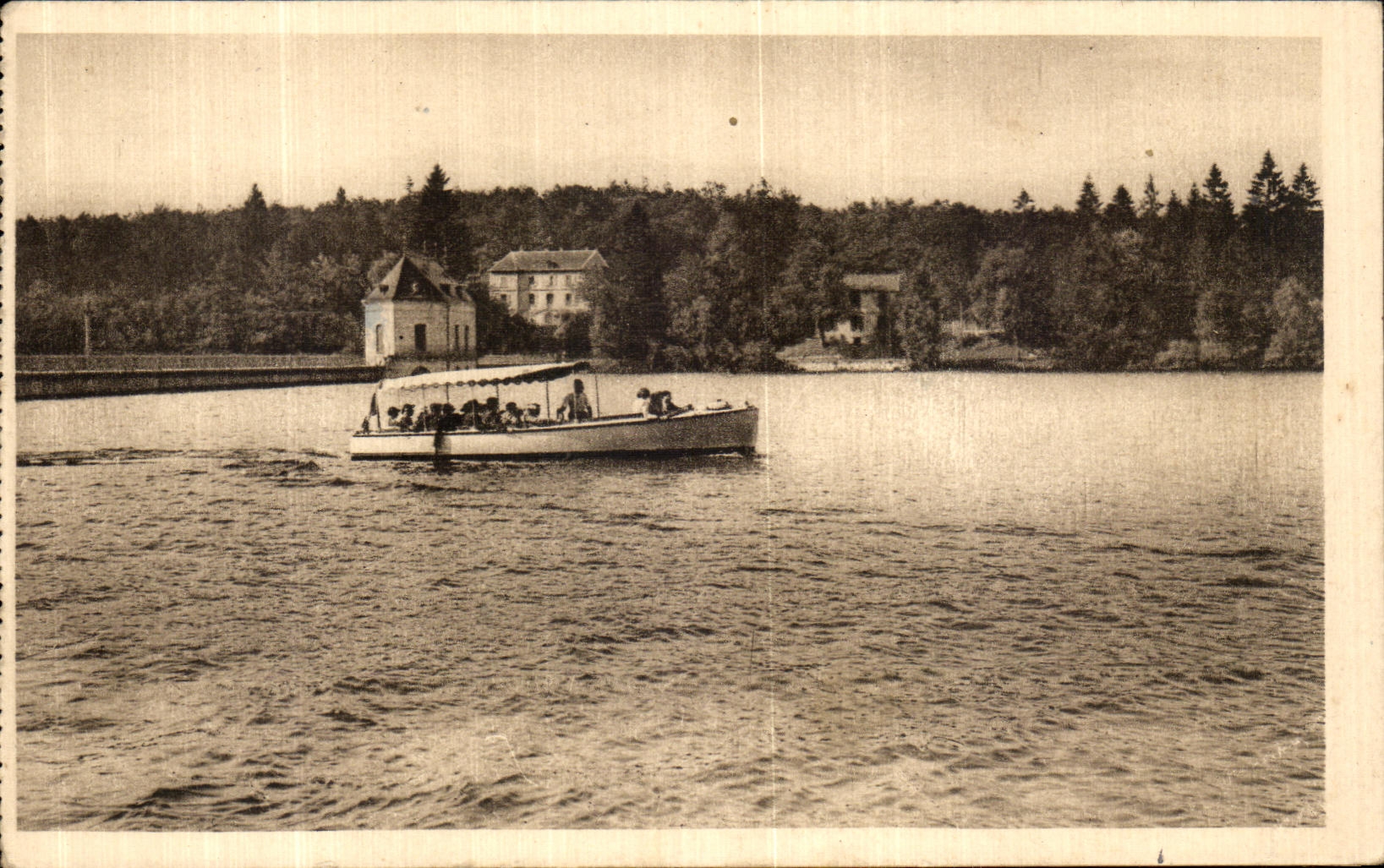 CPA En Morvan Lac des Settons Depart pour le tour du lac 