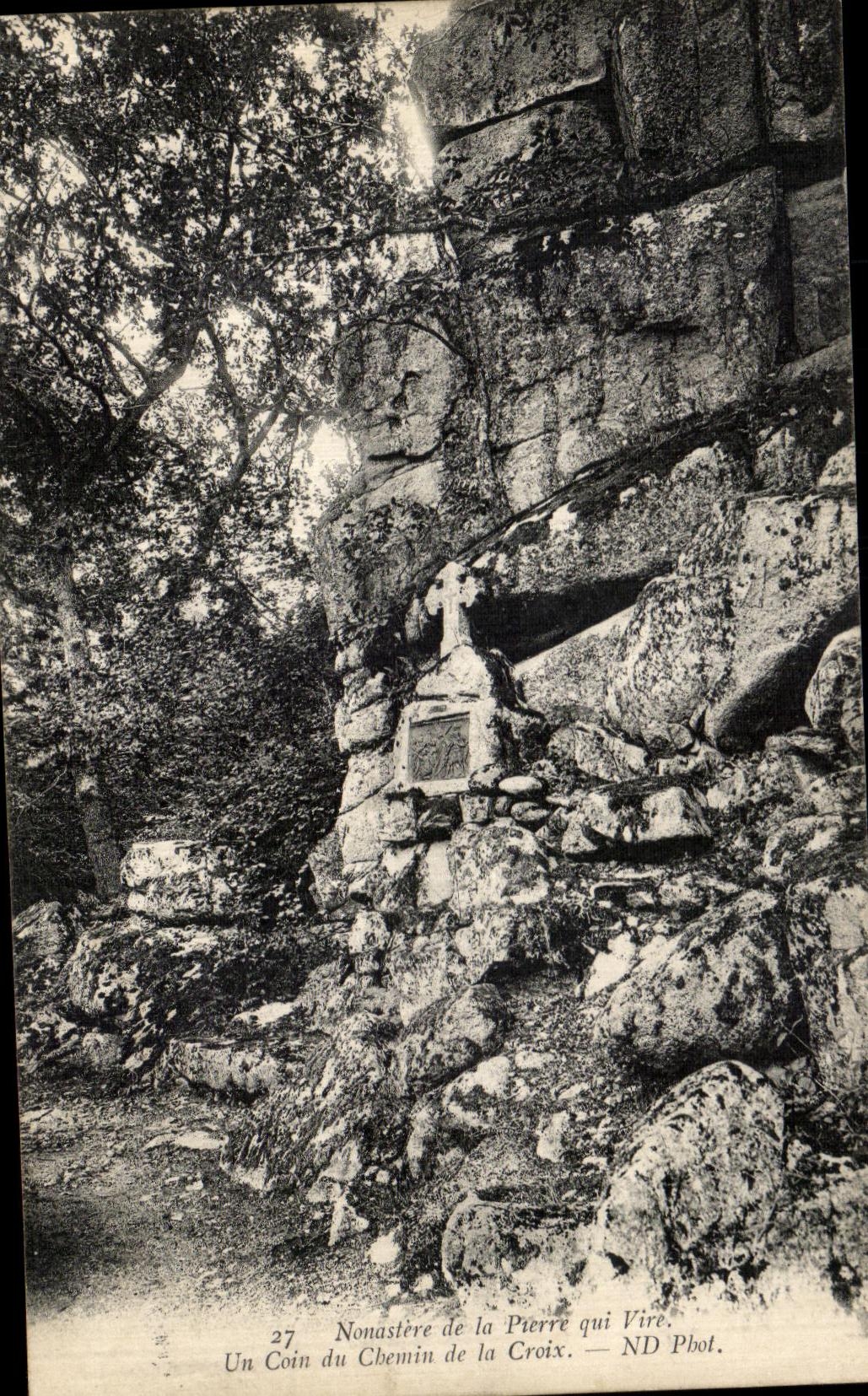 Un Coin du Chemin de la Croix — Nonastère de la Pierre qui Vire — ND Phot.
