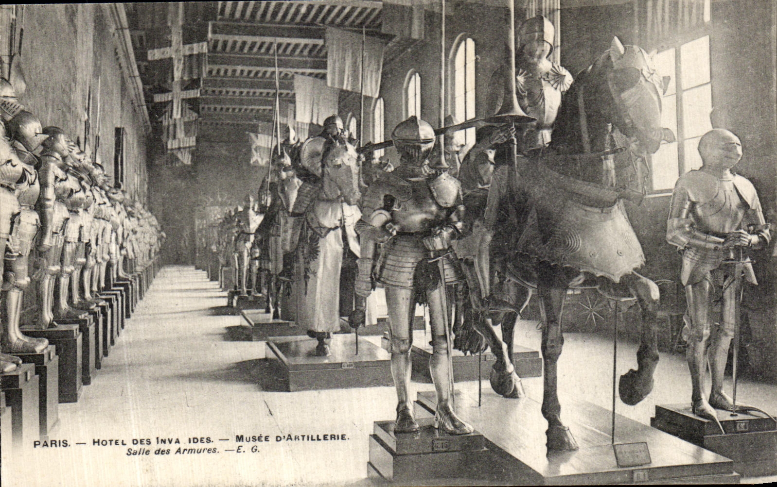 CPA Paris Hotel Des Invalides Musee d artillerie Salle des armures 
